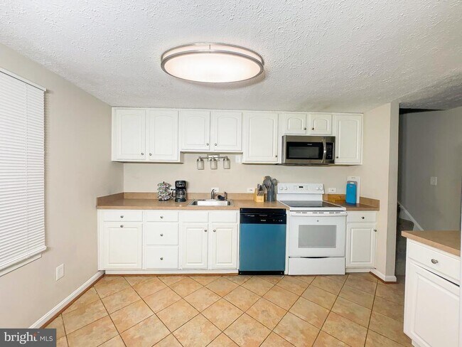 Building Photo - 806 Truro Ct