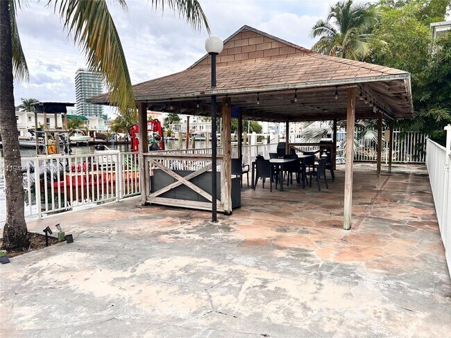 Building Photo - 7207 Bay Dr