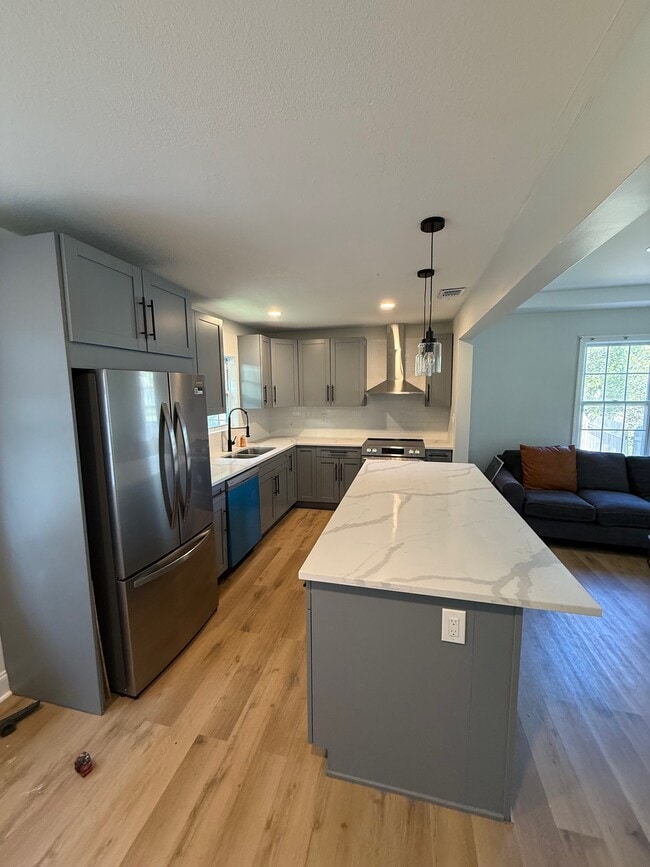 Building Photo - 2204 Redfern Rd