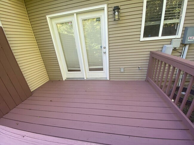 Building Photo - 2 bedrooms - 2 1/2 bath townhome - newly remodeled
