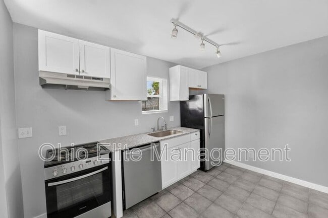 Building Photo - 1094 Oakwood Ave
