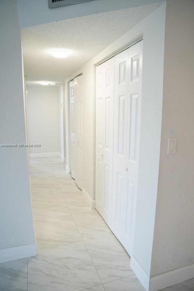 Building Photo - 16465 NE 22nd Ave