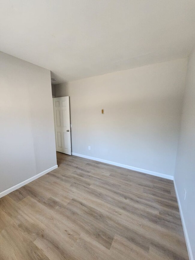 Building Photo - Newly Renovated 3 Bedroom Townhouse for Re...