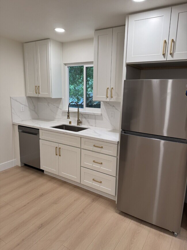 Building Photo - Beautifully Updated 2 Bedroom Home Near Freeway Access