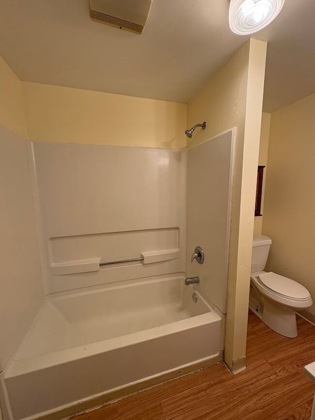 Building Photo - Three bedroom one bathroom home for rent