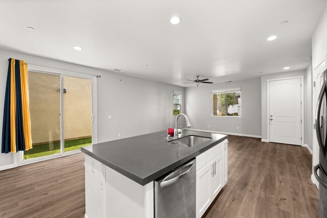 Building Photo - Beautiful Condo