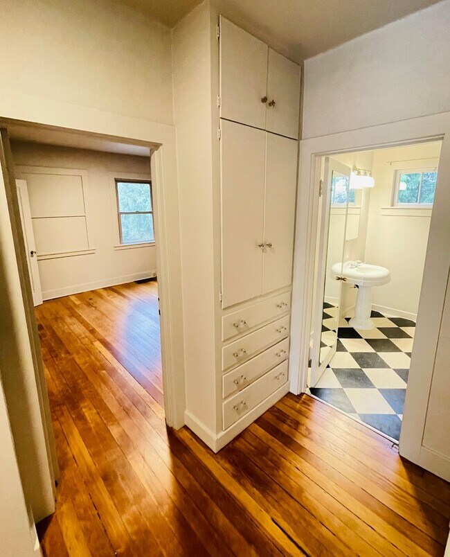 Building Photo - 1100 32nd St