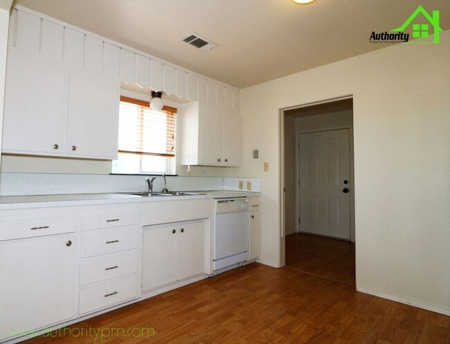 Building Photo - 21627 7 Lakes Rd