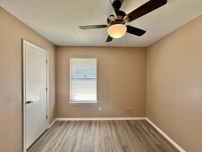 Building Photo - Available Now! Newly Updated 3/2 in Flint!