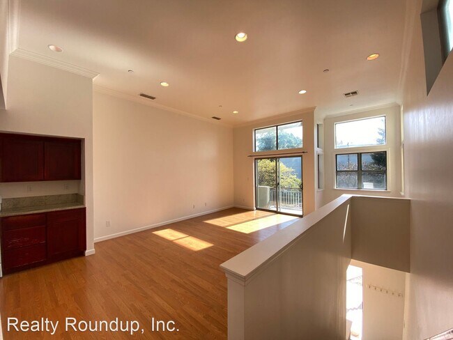 Building Photo - 2 br, 2.5 bath House - 142 4th St