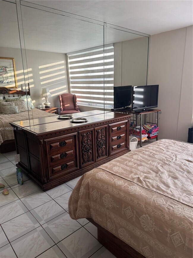 Building Photo - 2899 Collins Ave