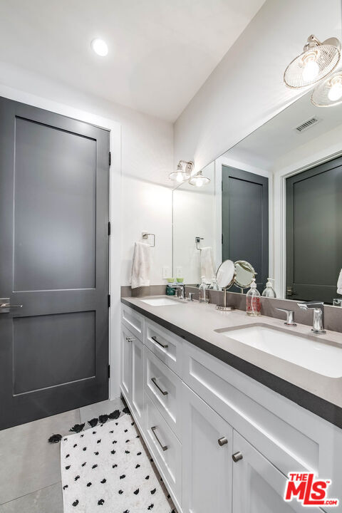 Building Photo - 4268 Colbath Ave