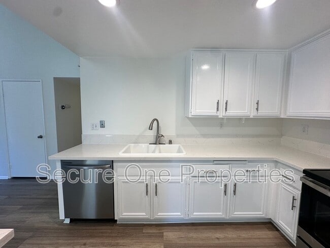 Building Photo - 10020 Larwin Ave