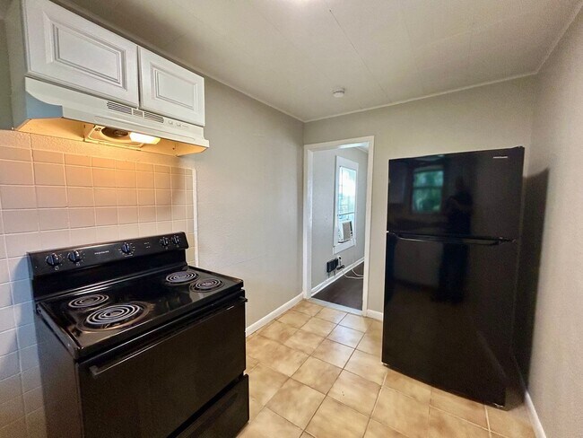 Building Photo - Two bedroom 1 bath home - 12th month free