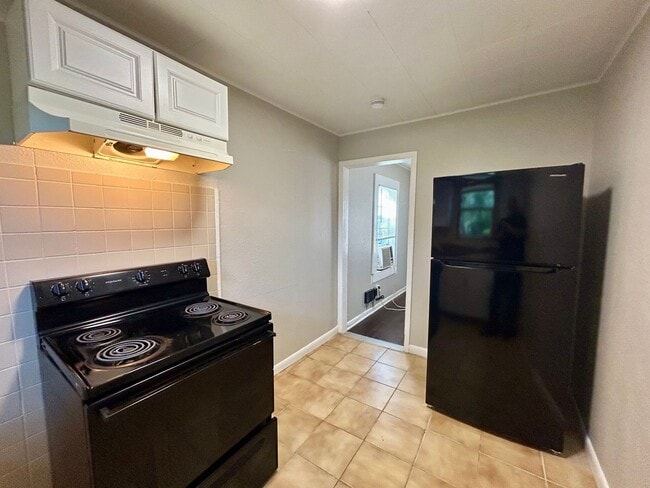 Building Photo - Two bedroom 1 bath home