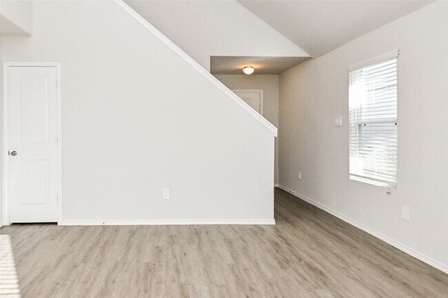 Building Photo - 4922 Sweet Chestnut Ln