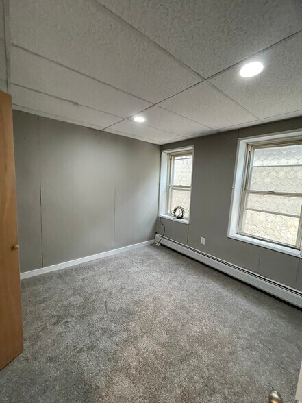 Building Photo - 570 Broad St