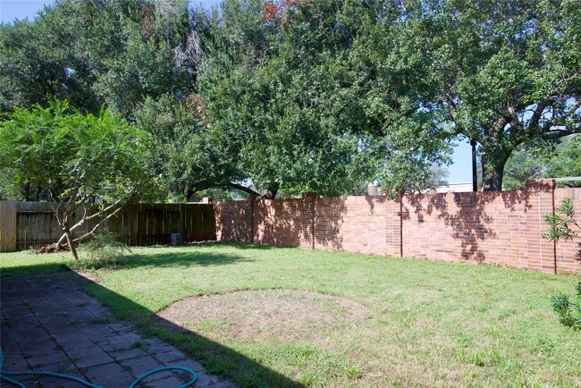 Building Photo - 2406 Old Fort Rd