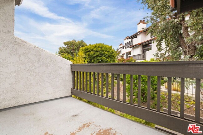 Building Photo - 1559 Palisades Dr
