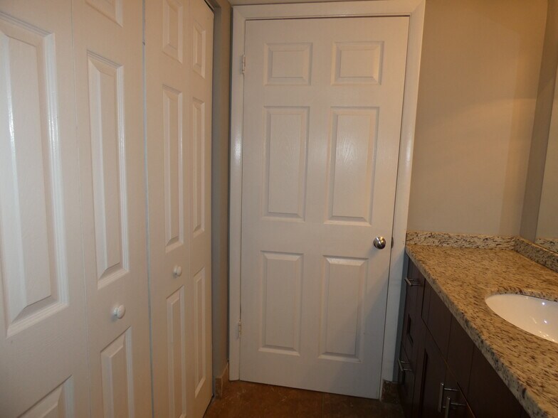 Building Photo - 2850 N Oakland Forest Dr
