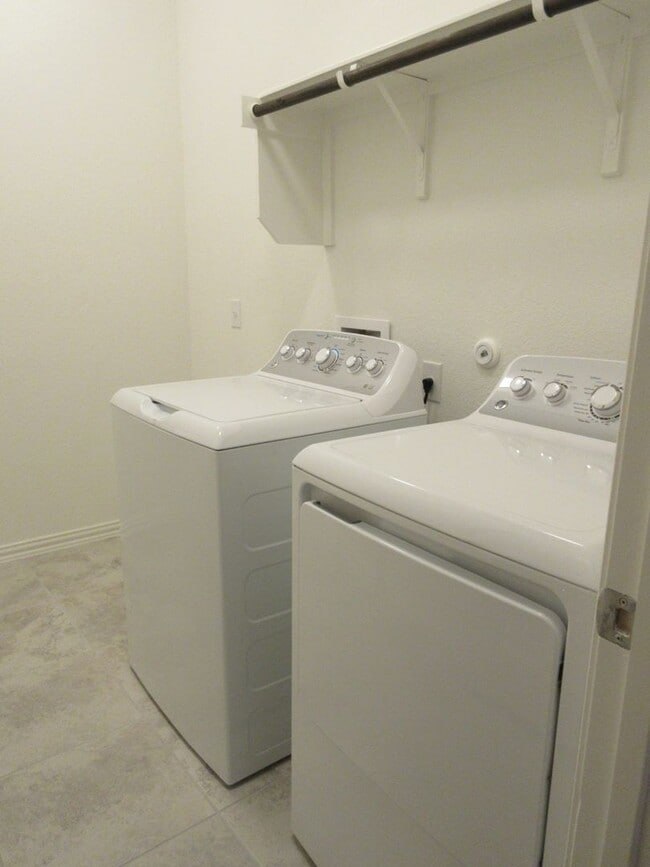 Building Photo - Carneros Ranch 3-bedroom/2-bath Home - Leander ISD