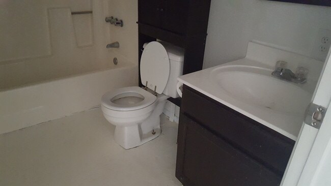 Building Photo - Ready to move-in 1BD apartment