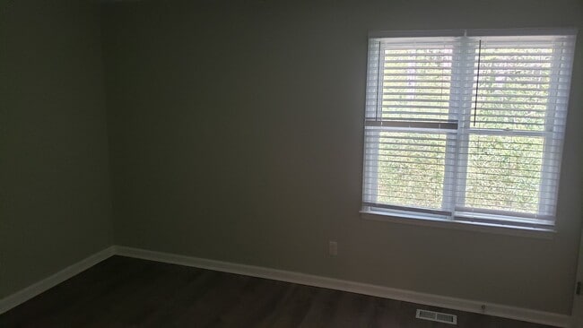 Building Photo - Updated 2br 1.5ba Condo Style home in grea...
