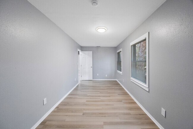 Building Photo - Cute 3bdrm/1bath House ** Section 8 OK ** ...