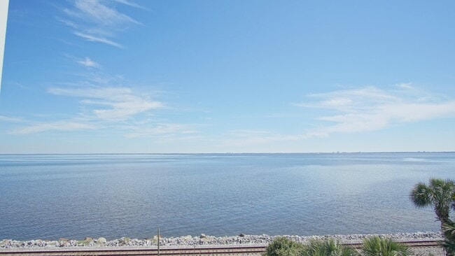 Building Photo - Updated 1-Bedroom Condo in Bay Winds – Wat...