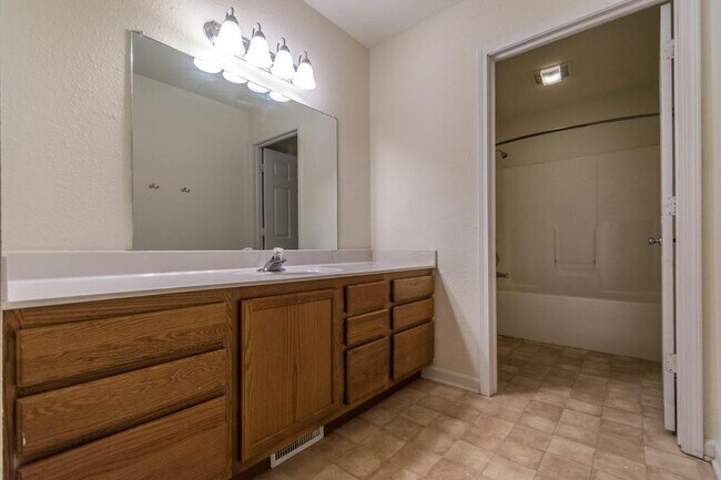 Building Photo - 206 E 20th St