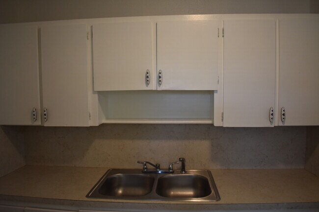 Building Photo - 2526 Red Robin Dr W