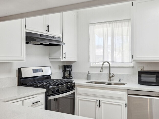 Building Photo - Fully Furnished 3 Bedroom 2 Bath - Single ...