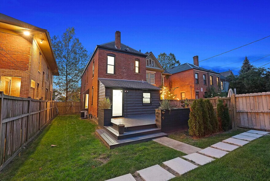 Building Photo - 854 Summit St