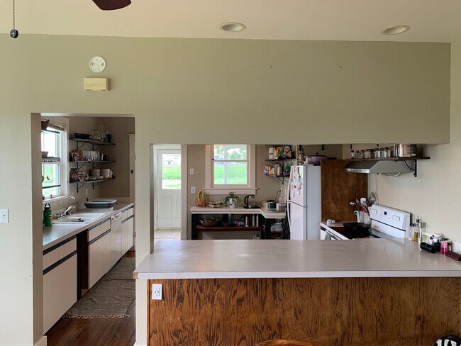 Building Photo - Ranch Style Farm House!