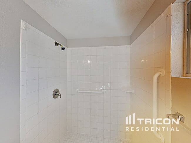 Building Photo - 2308 N Arrowhead Dr