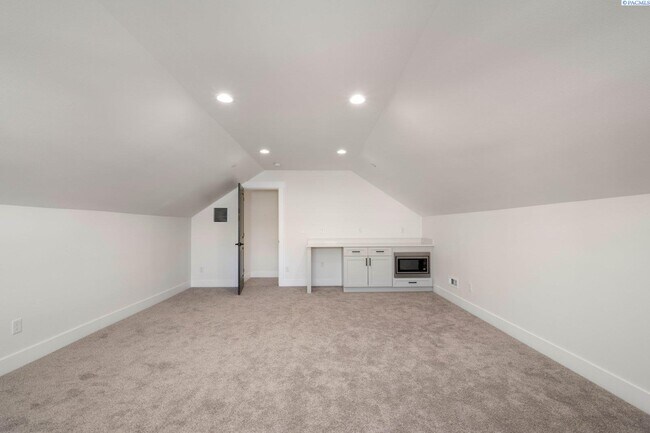 Building Photo - Generational suite w/separate entrance!