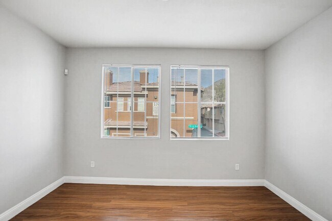 Building Photo - 2 Bed, Den, 1 Car Garage, Gated Northwest Condo