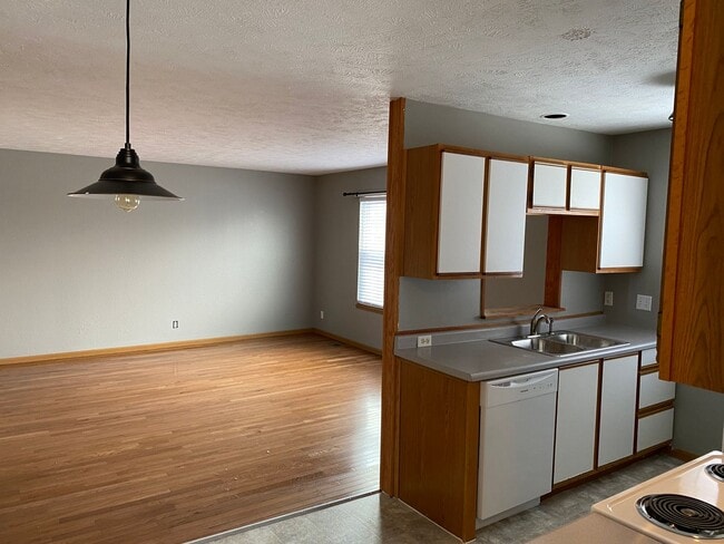 Building Photo - Duplex For Rent! Valley NE