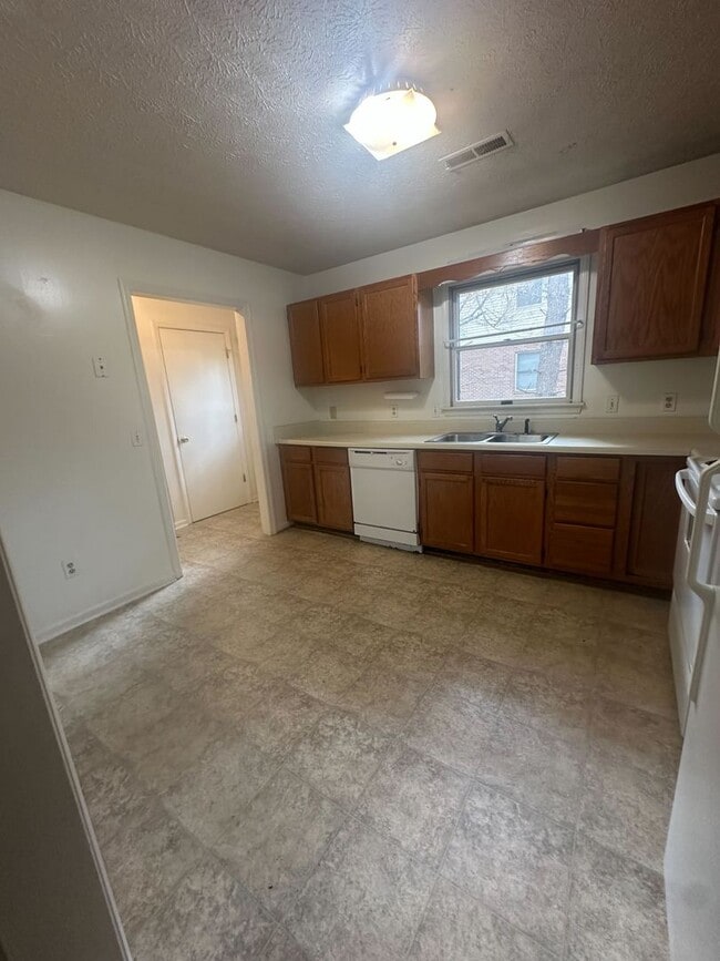 Building Photo - Renovated Home Near Virginia Tech