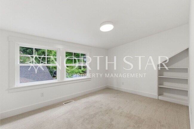 Building Photo - 592 9th St