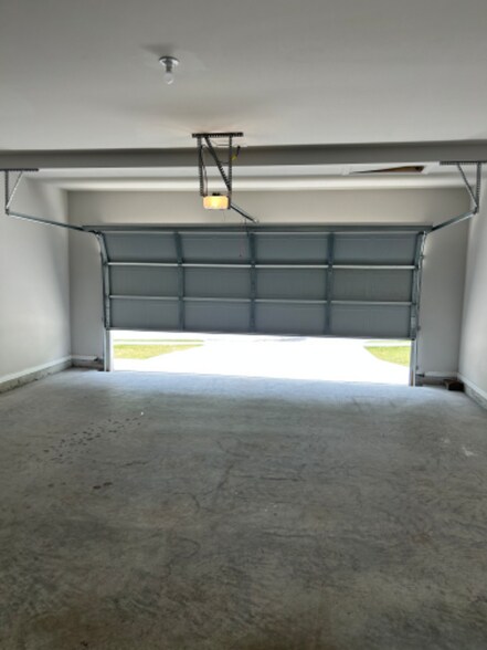 Building Photo - 123 Vivian Ln