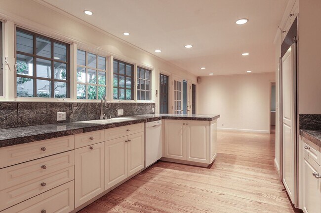 Building Photo - Expansive 6 Bed, 3.5 Bath Executive Home i...