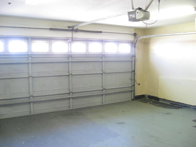 Building Photo - 9266 Cypress Ave