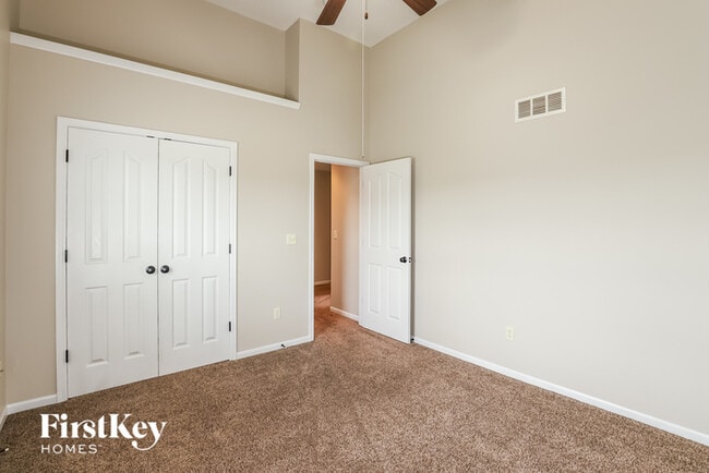 Building Photo - 8700 N Colrain Ct