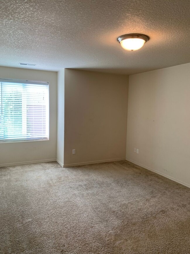 Building Photo - *** FIRST FULL MONTH'S RENT FREE***BEAUTIF...