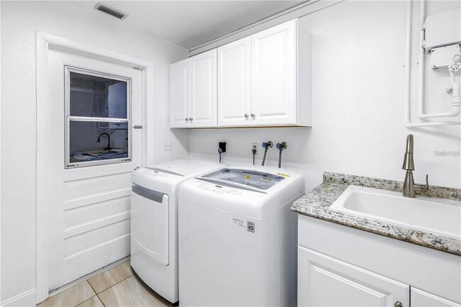 Building Photo - 10073 S Yacht Club Dr