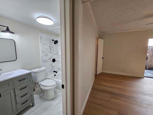 Building Photo - Ready for immediate move in!