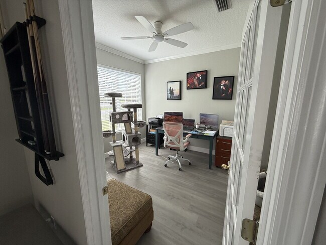 Building Photo - "Spacious 3-Bedroom Retreat with Bonus roo...