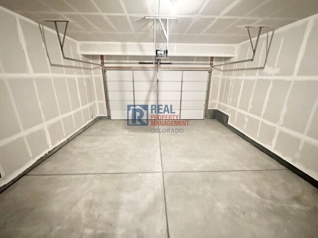 Building Photo - 778 N Clubview St