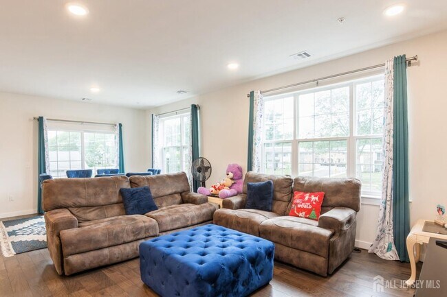 Building Photo - 727 Lorhan Dr